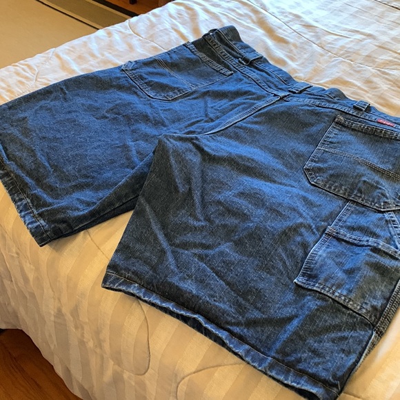 Wrangler denim 5 pocket (side for phone or tool) shorts. - Picture 2 of 2